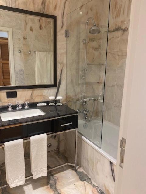 Solar Do Requeijo By Luna Hotels & Resorts Arcos de Valdevez Exteriér fotografie A shower enclosure with a sliding door
